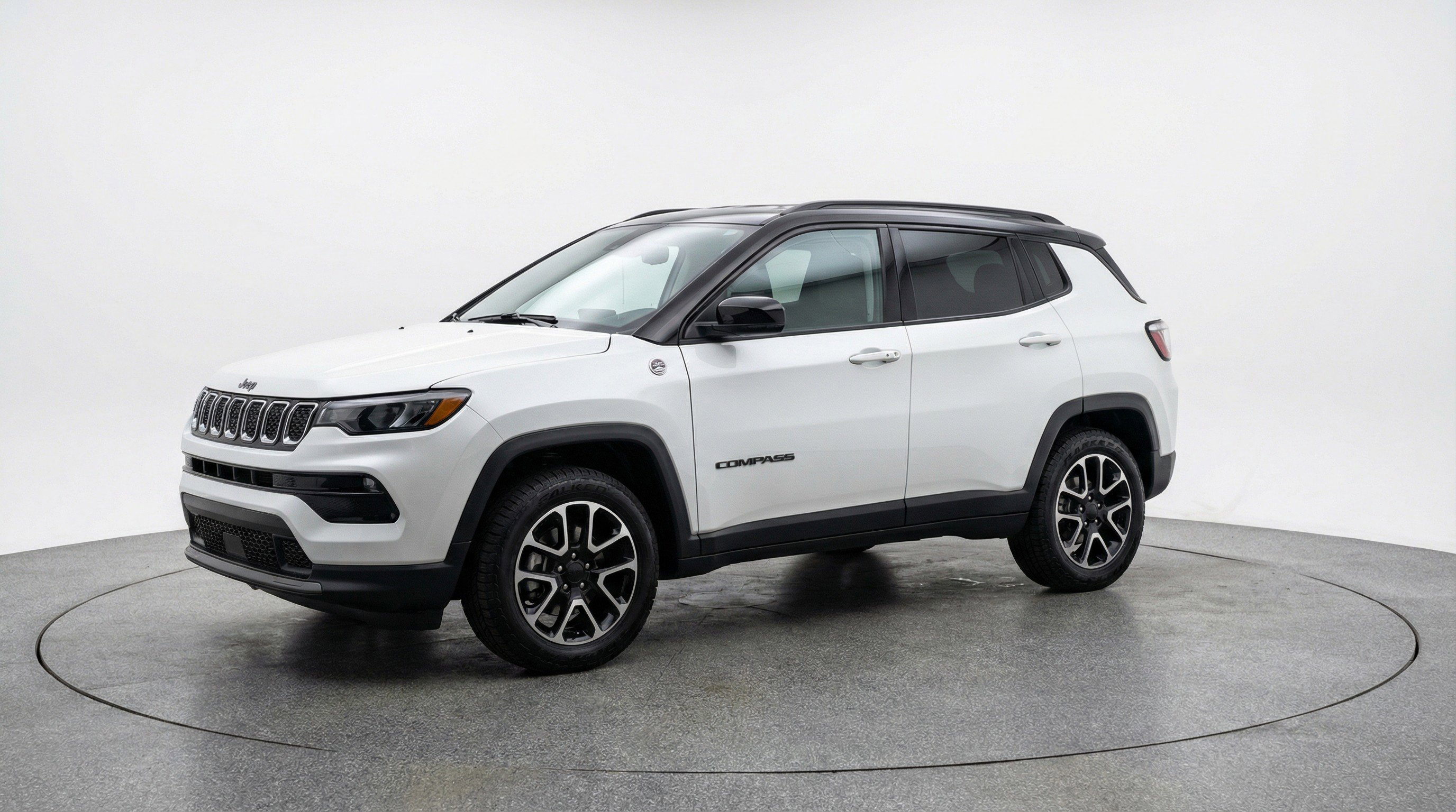 Used 2025 Jeep Compass Trailhawk AWD/4WD image 3