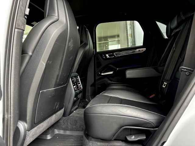 Used 2023 Porsche Cayenne Turbo AWD/4WD image 27