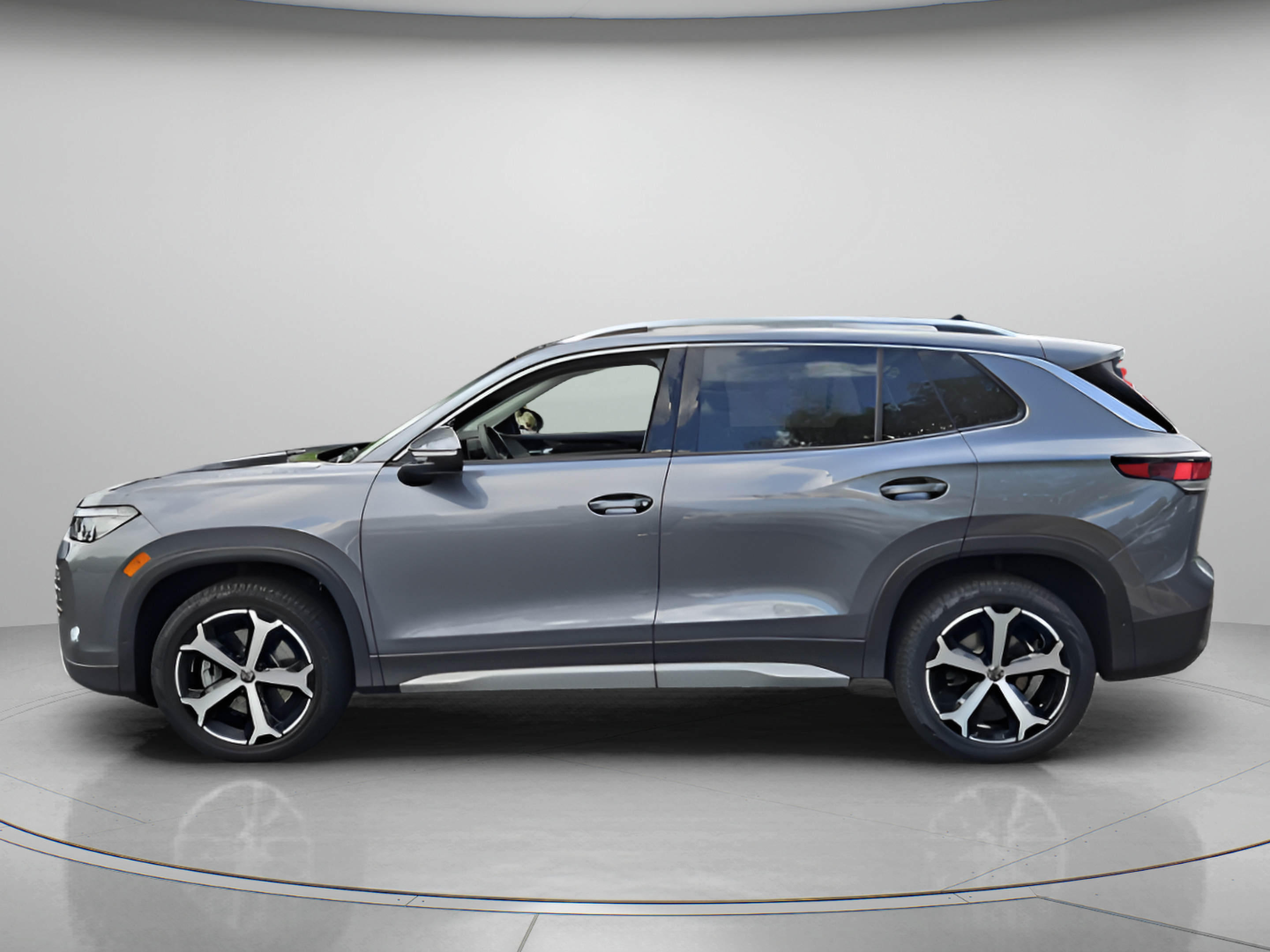 Used 2025 Volkswagen Tiguan SE AWD/4WD image 2