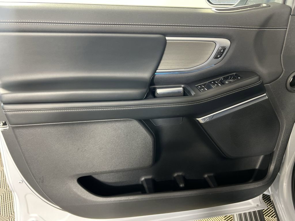 Used 2025 Ford Expedition Platinum image 24