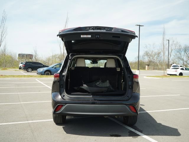 Used 2021 Toyota Highlander XLE image 17