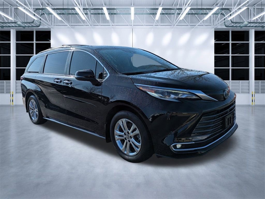 Used 2022 Toyota Sienna Platinum image 2