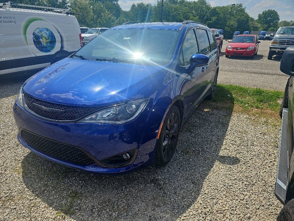 Used 2018 Chrysler Pacifica Touring-L w/ Premium Audio Group FWD image 4