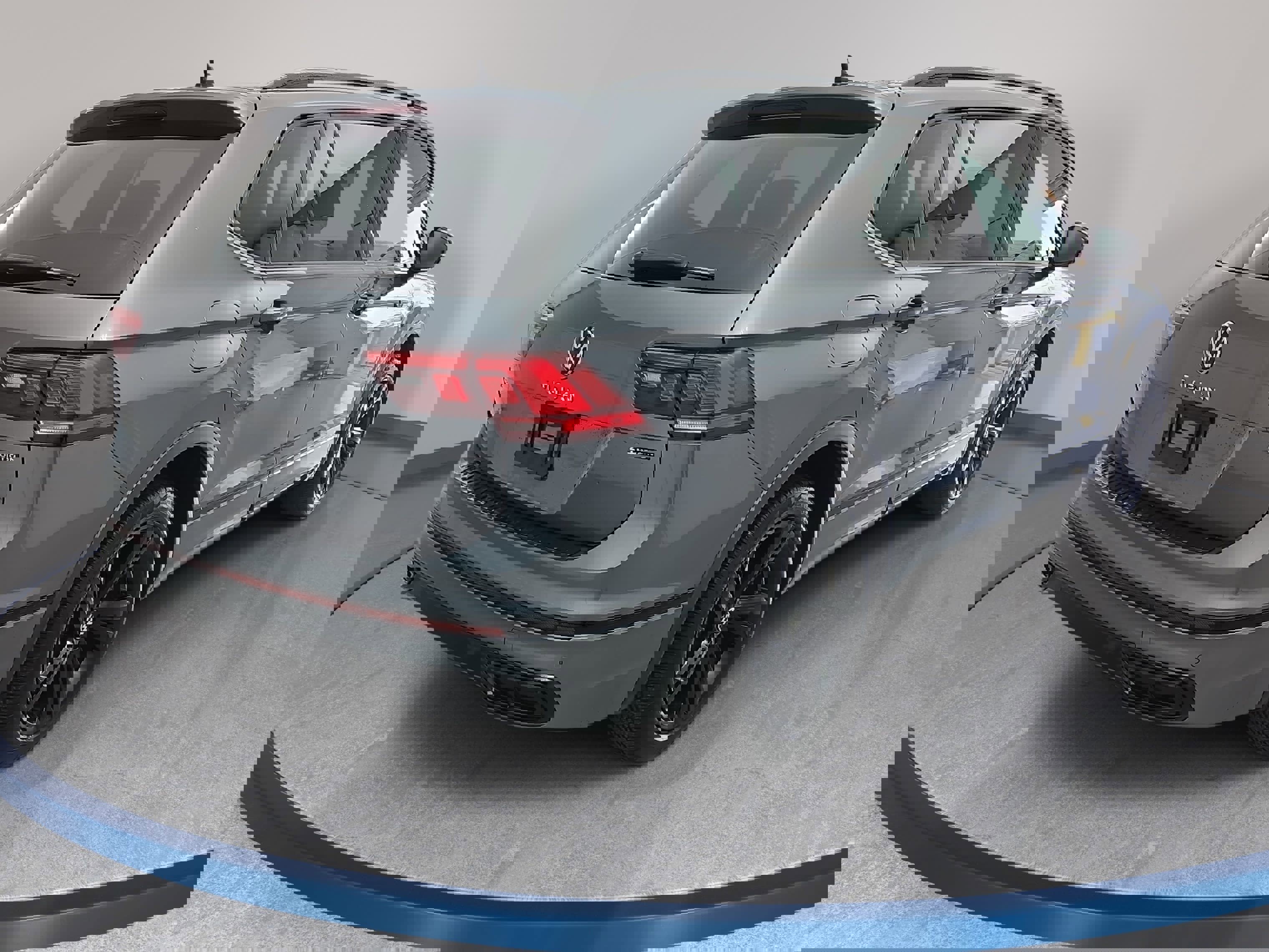 Certified 2024 Volkswagen Tiguan SE R-Line image 5