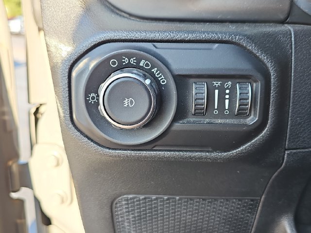 Used 2018 Jeep Wrangler Unlimited Sahara AWD/4WD image 31