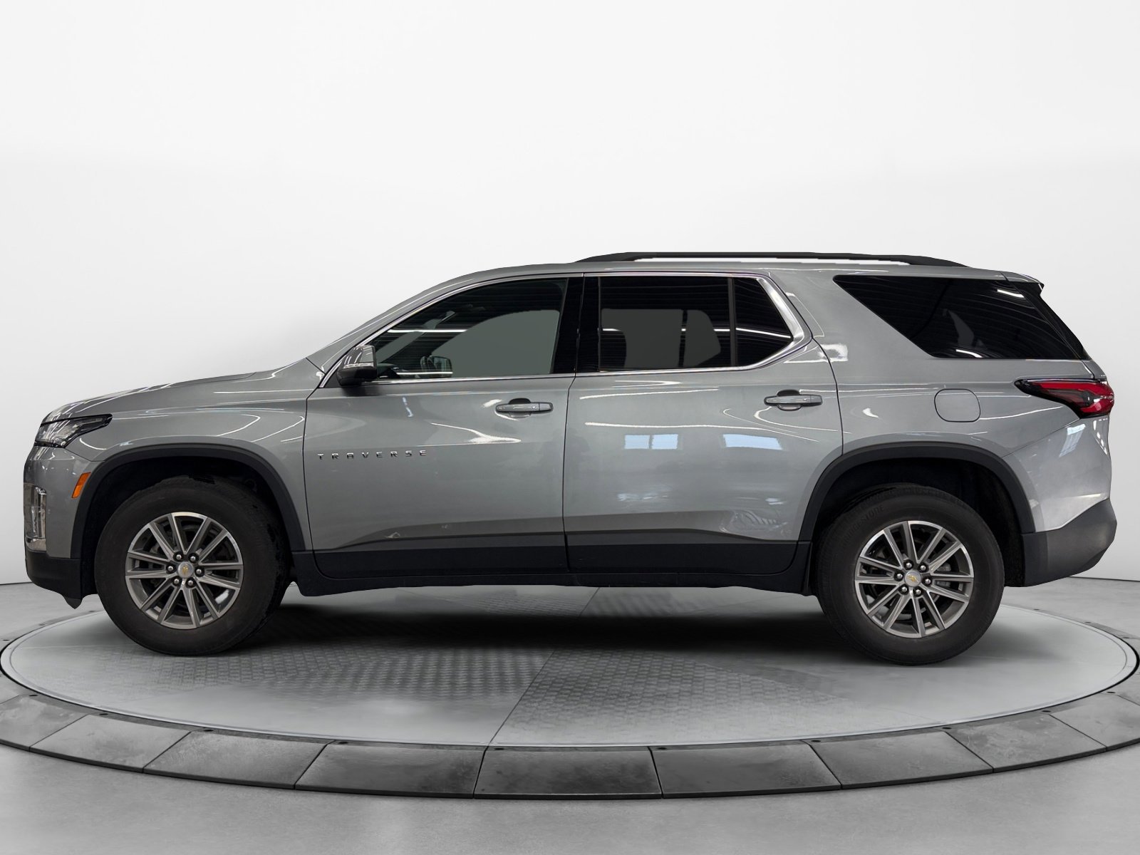 Used 2023 Chevrolet Traverse LT image 3