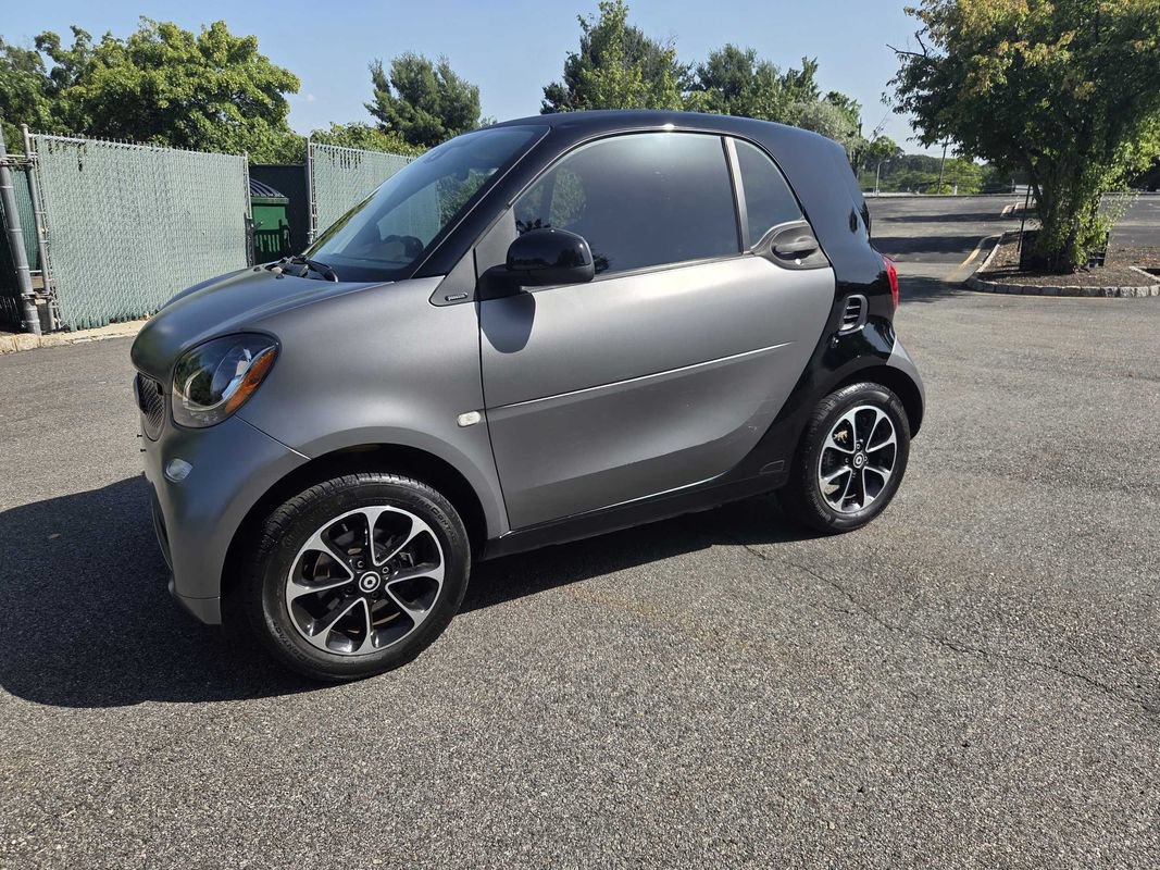Used 2016 smart fortwo passion RWD image 4