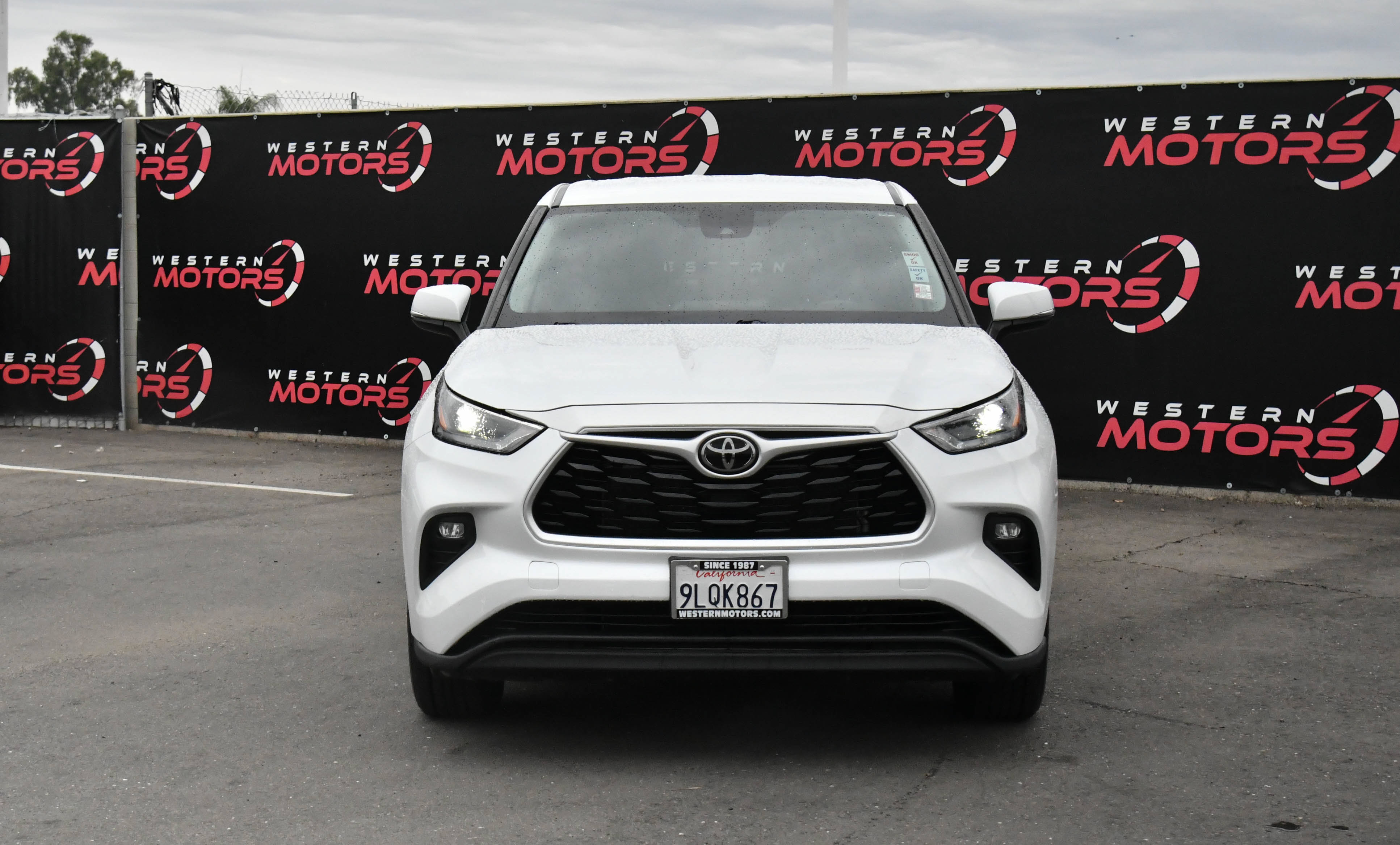 Used 2022 Toyota Highlander LE AWD/4WD image 2