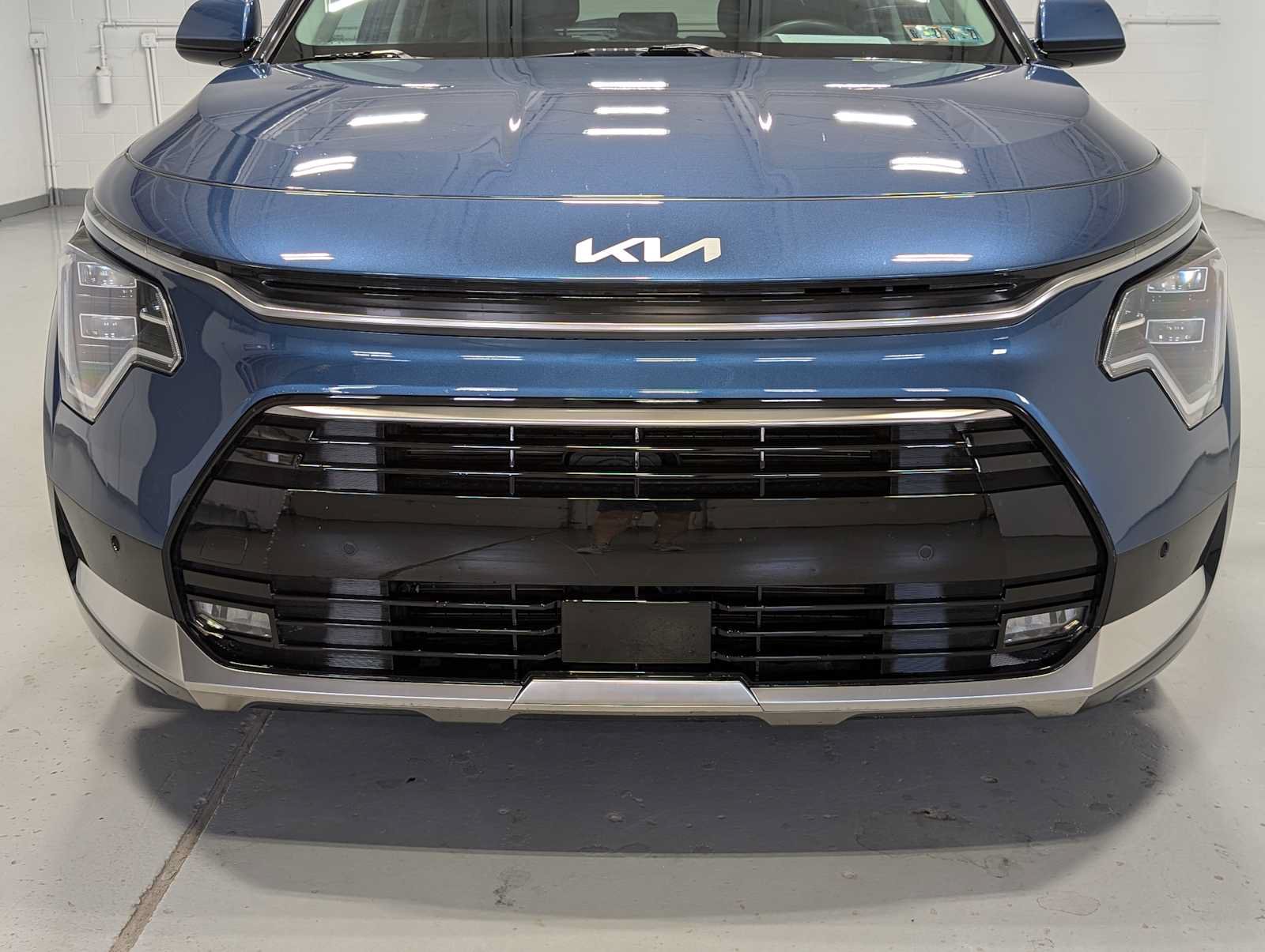 Certified 2023 Kia Niro SX Touring FWD image 2