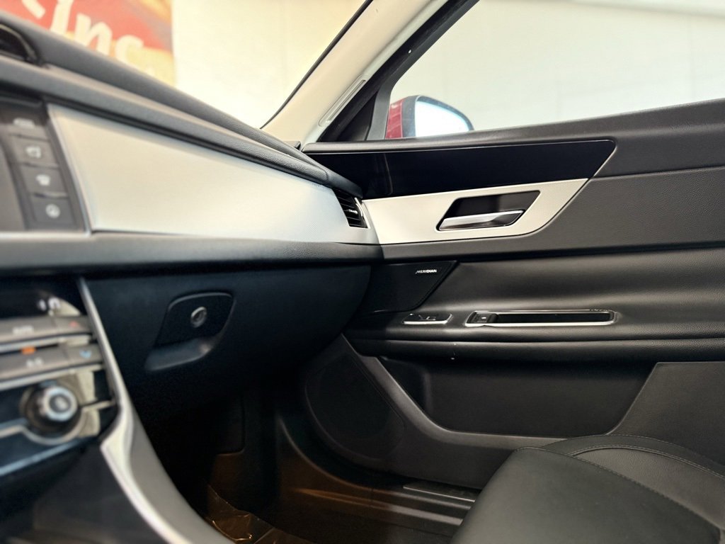 Used 2017 Jaguar XF Premium image 42