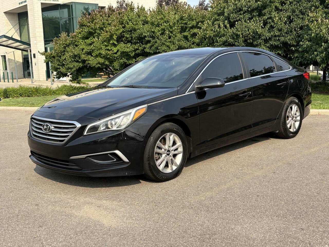 Used 2016 Hyundai Sonata SE image 1
