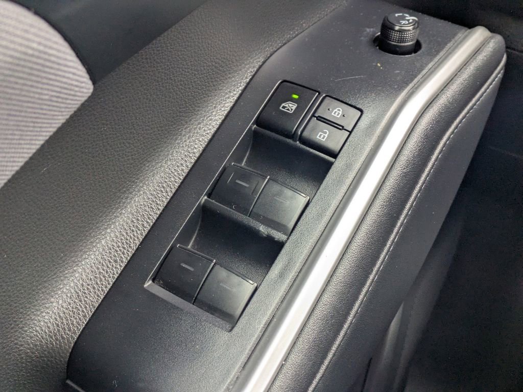 Used 2023 Toyota Highlander LE image 25