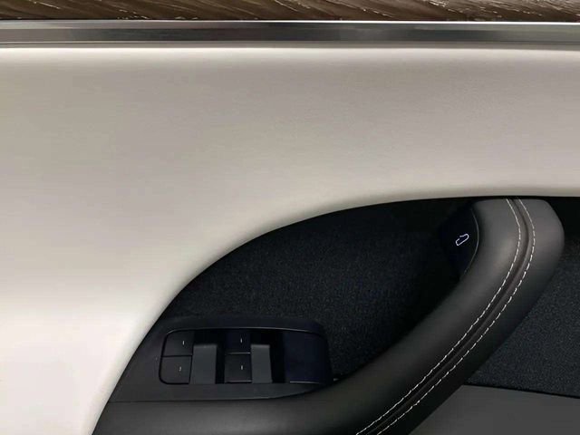 Used 2022 Tesla Model X image 35