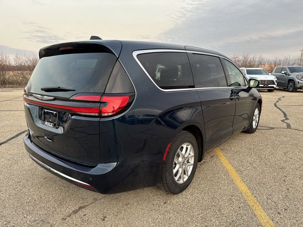 Used 2023 Chrysler Pacifica Touring-L image 5