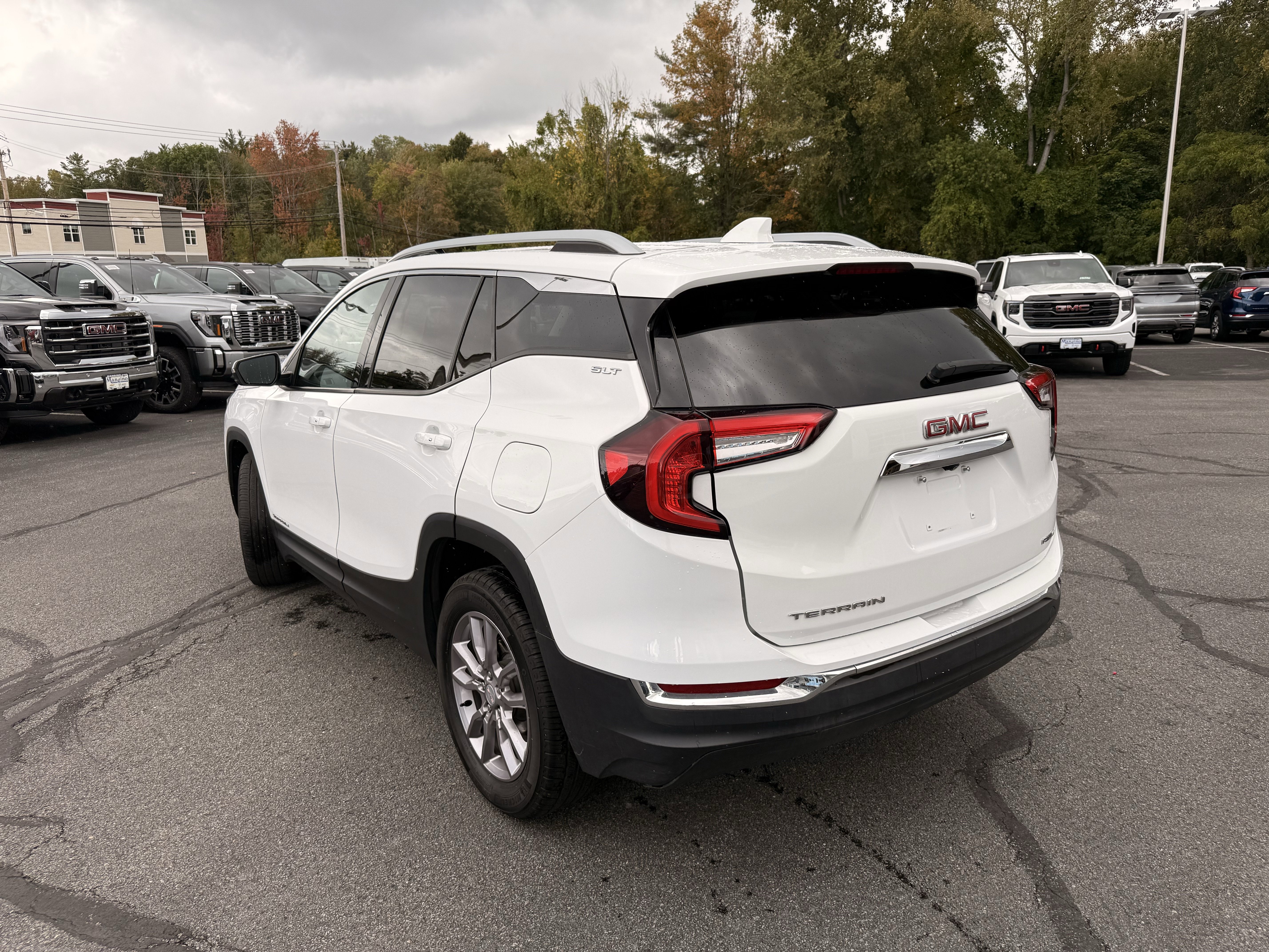 Certified 2023 GMC Terrain SLT image 3