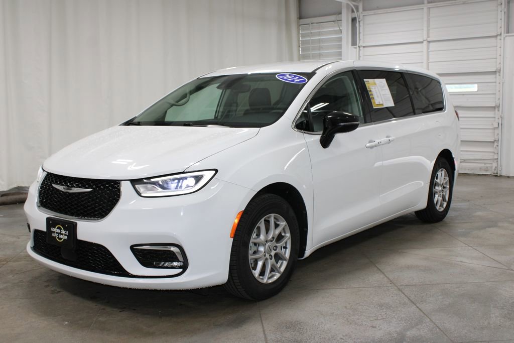 Used 2024 Chrysler Pacifica Touring-L FWD image 4