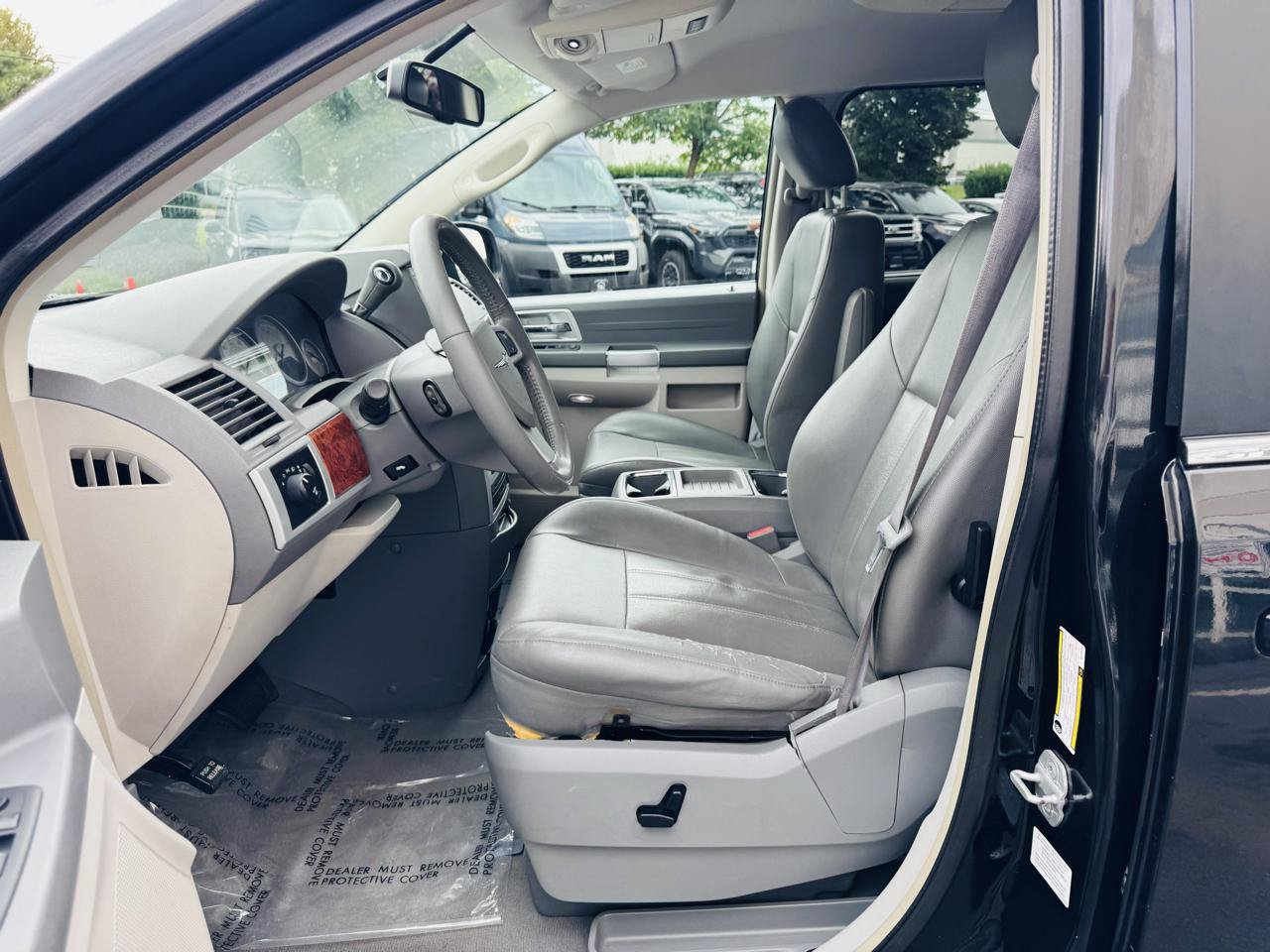 Used 2008 Chrysler Town & Country Touring FWD image 15
