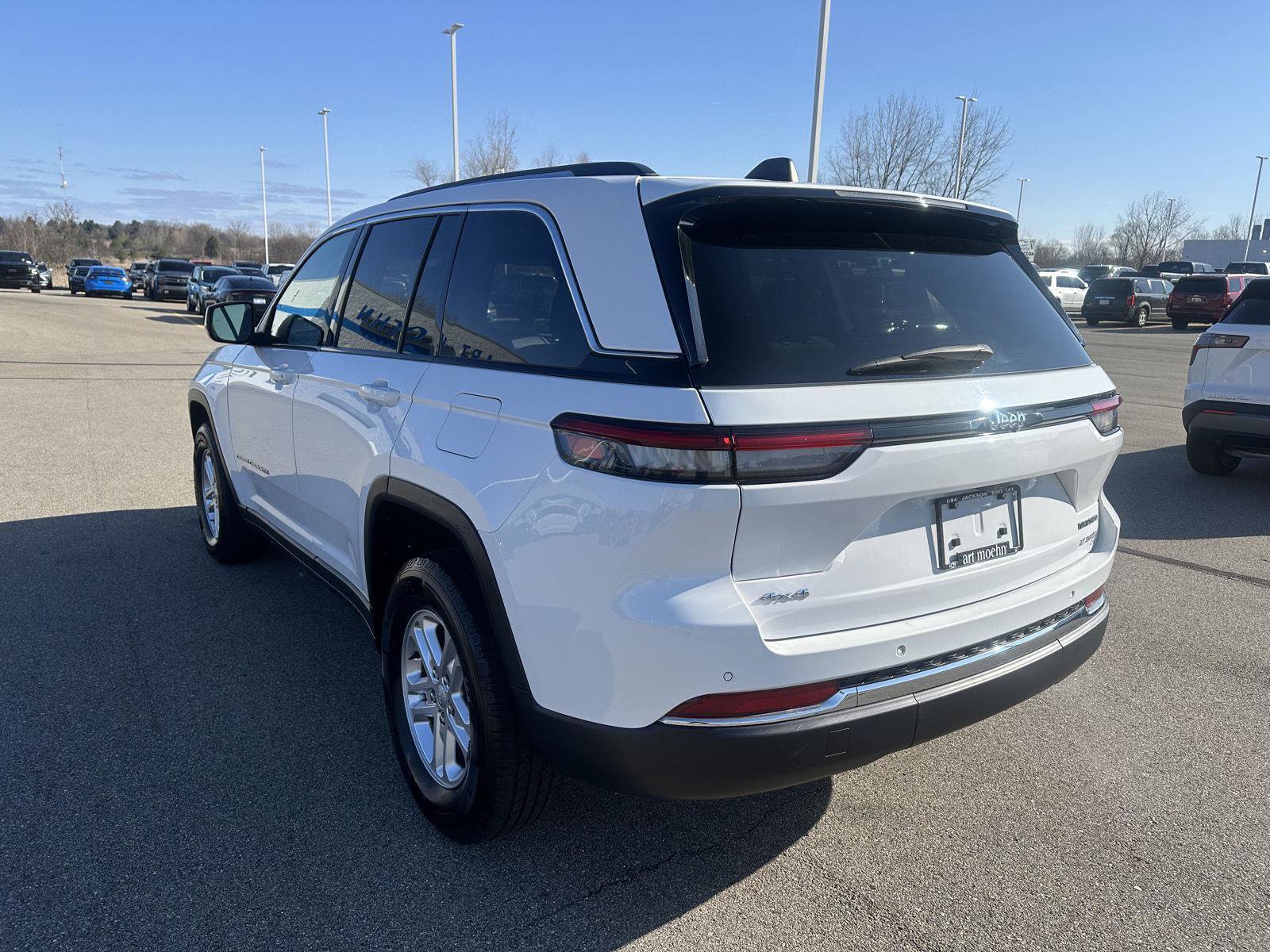 Used 2023 Jeep Grand Cherokee Laredo AWD/4WD image 3