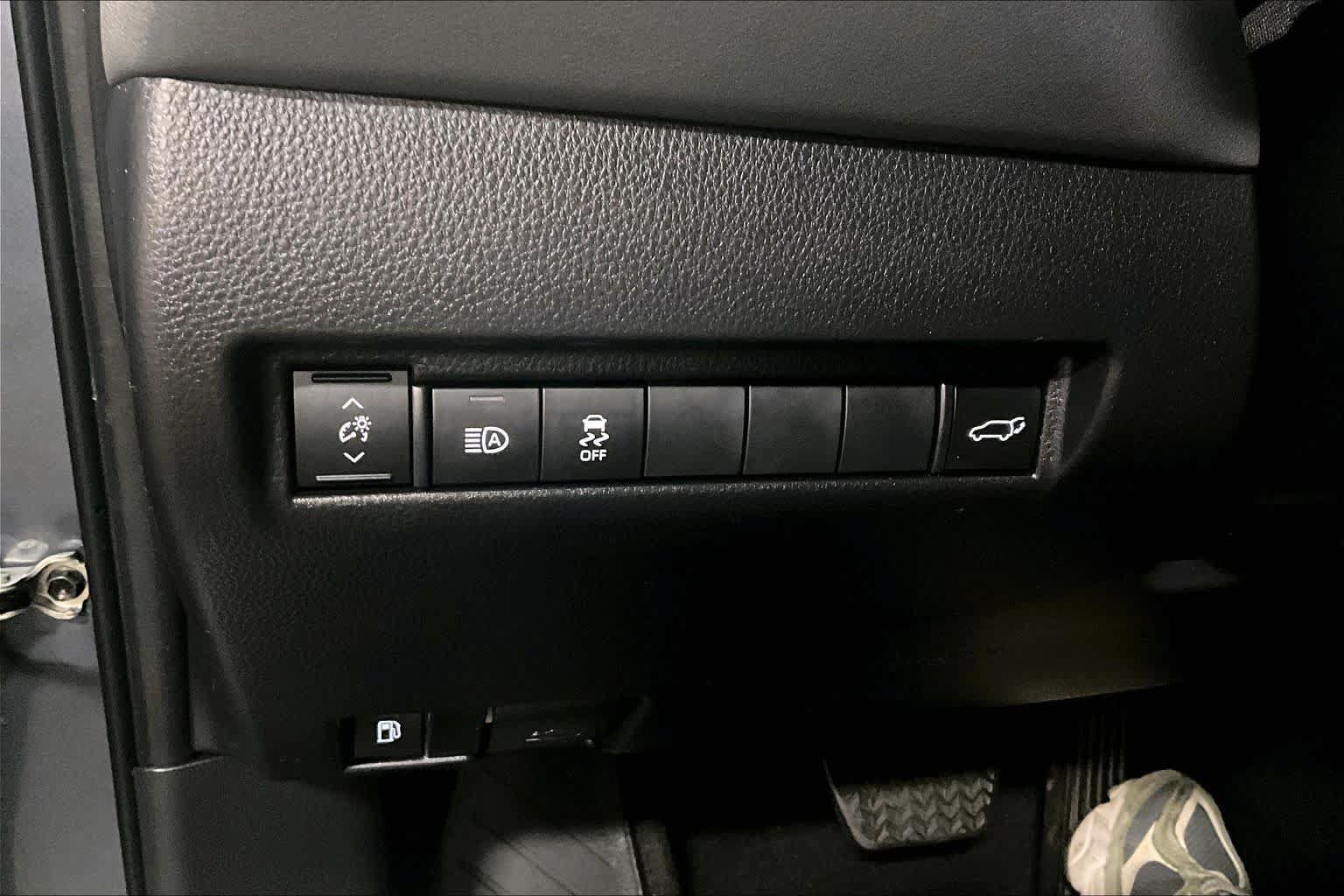 Used 2023 Toyota Venza LE AWD/4WD image 35