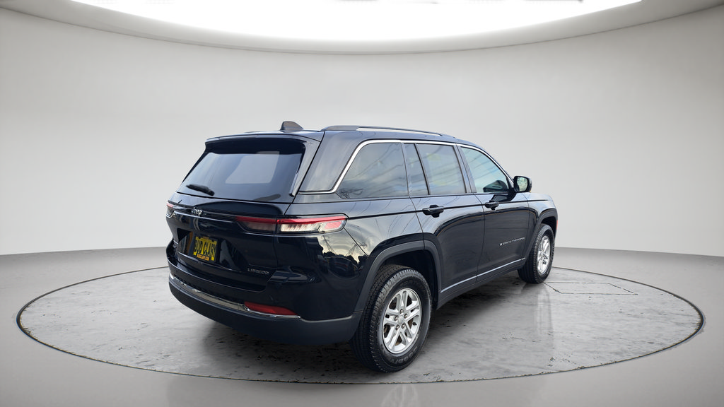 Used 2023 Jeep Grand Cherokee Laredo AWD/4WD image 3