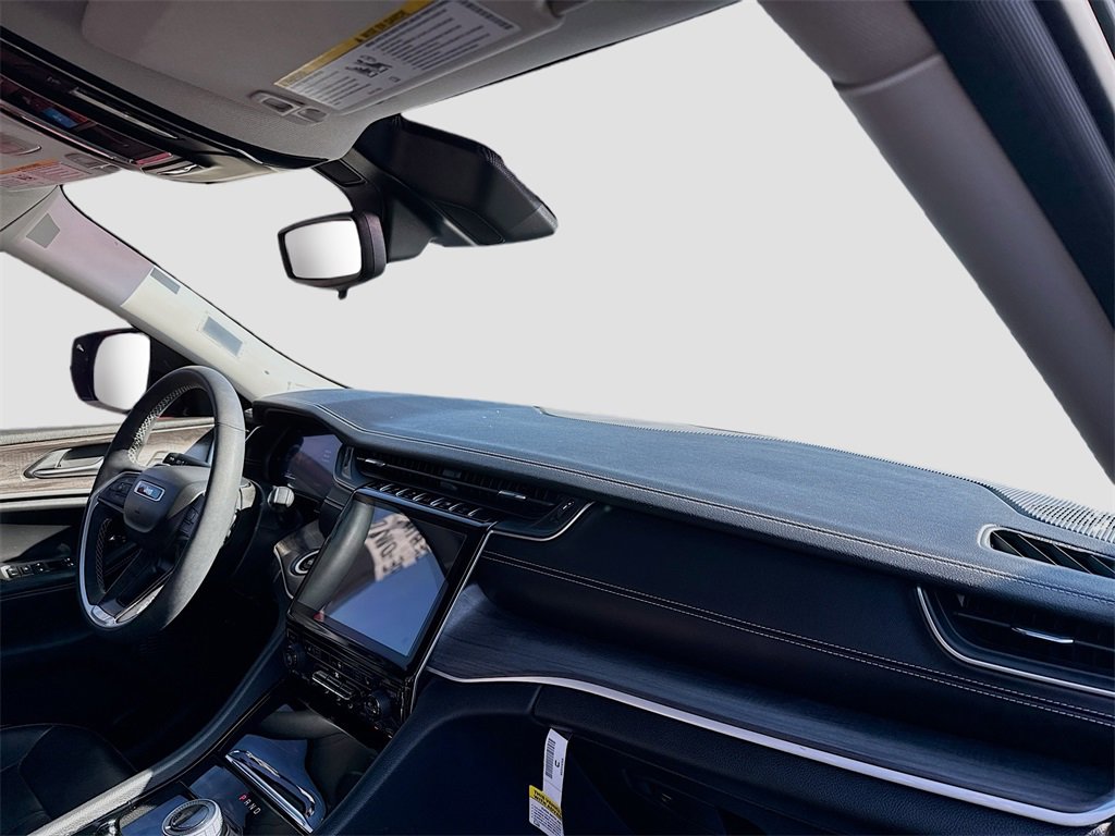 Used 2023 Jeep Grand Cherokee Limited image 19