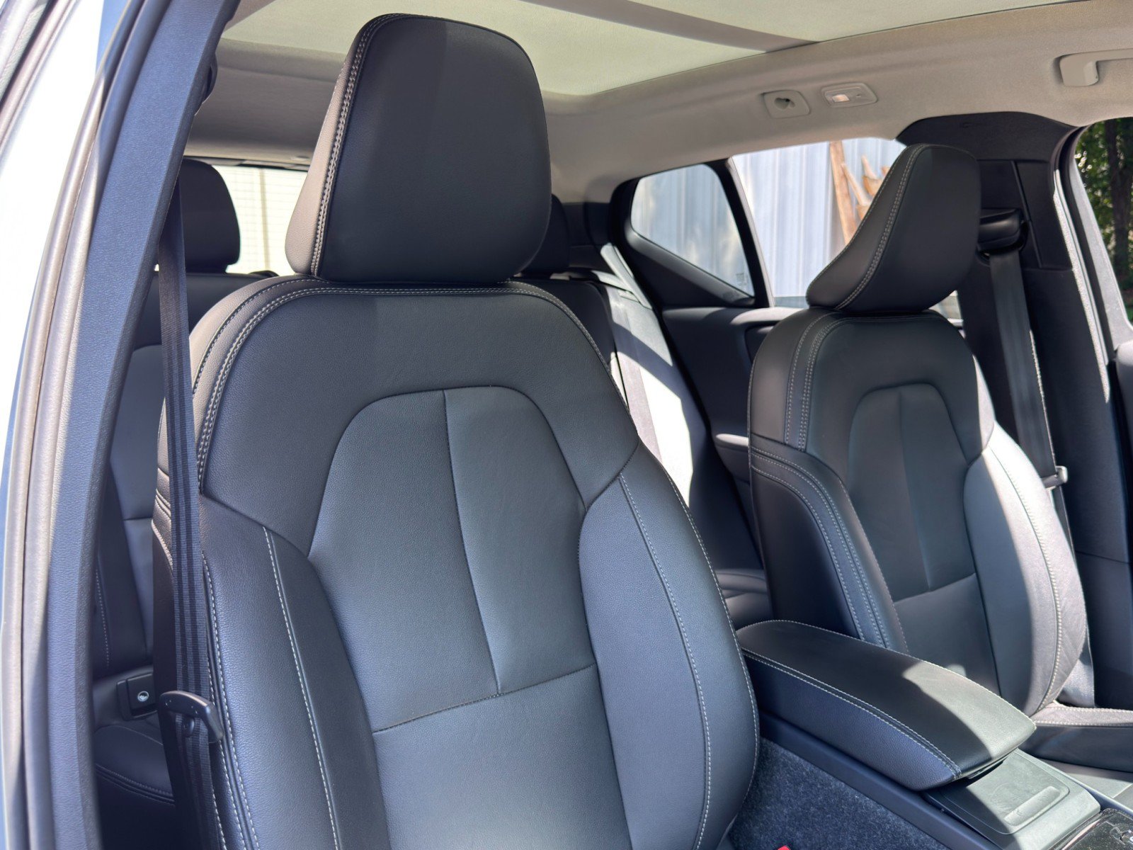 Used 2024 Volvo XC40 B5 Ultimate w/ Protection Package Premier AWD/4WD image 38