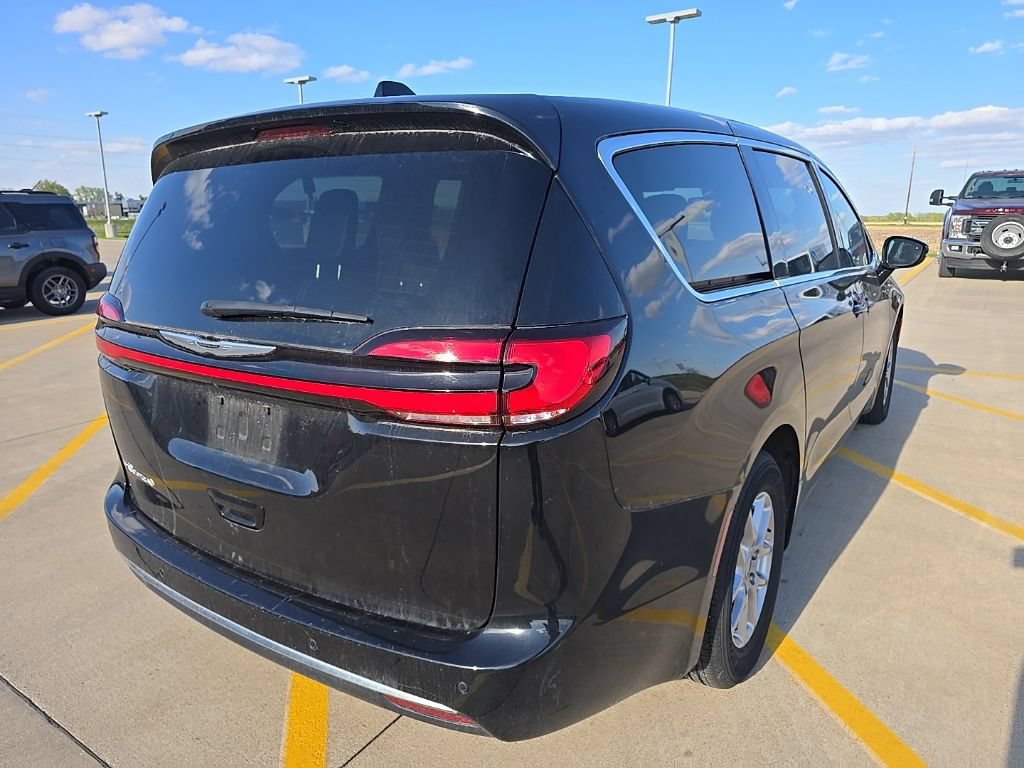 Used 2025 Chrysler Pacifica Select FWD image 5