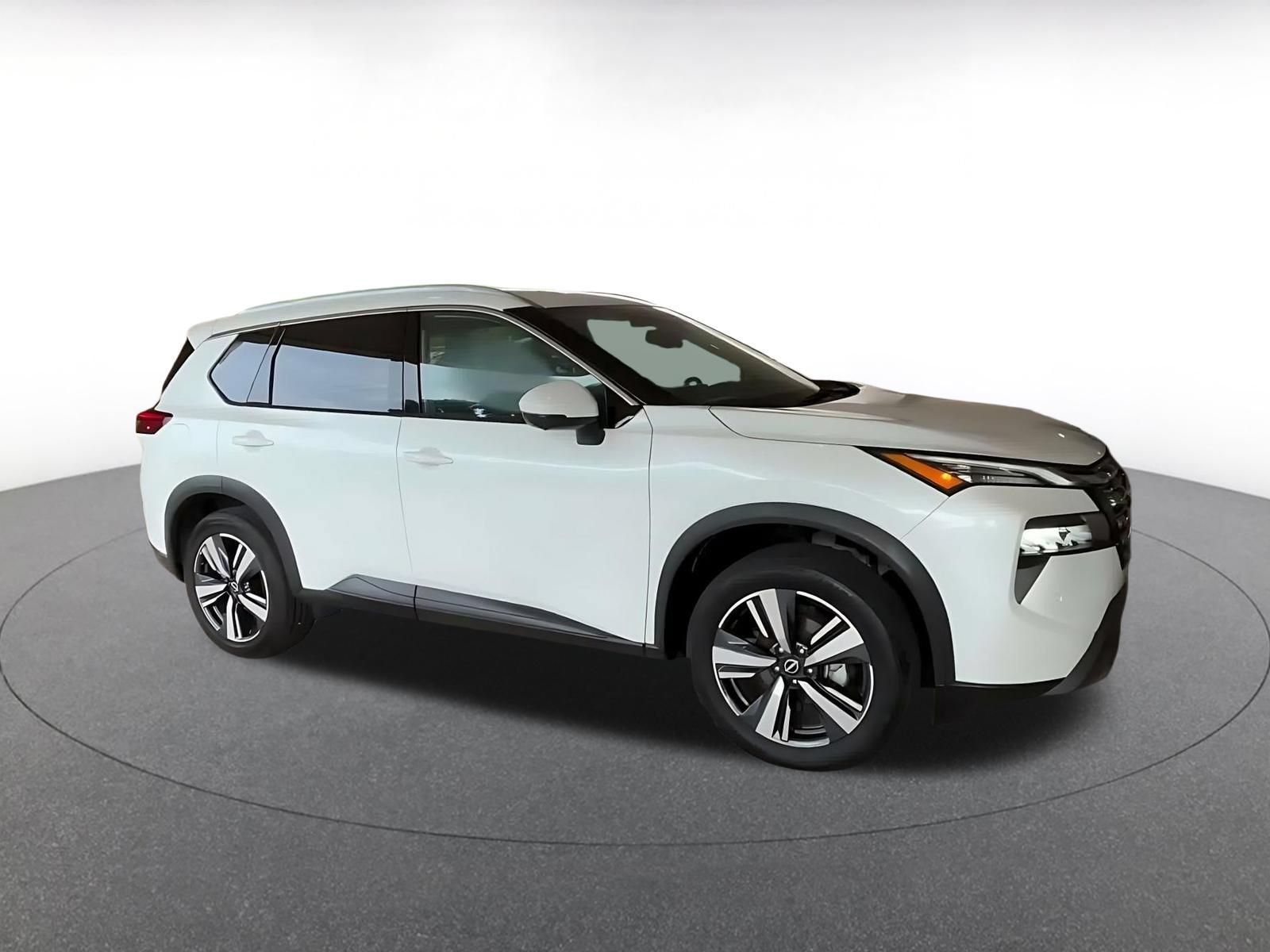 Used 2026 Nissan Rogue SL FWD image 2