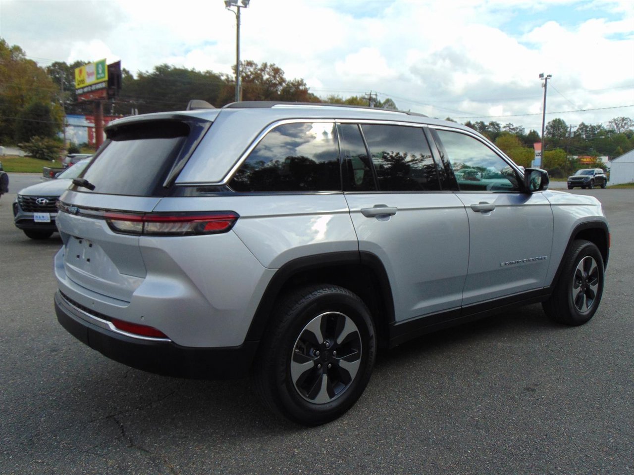 Used 2023 Jeep Grand Cherokee 4WD 4xe image 5