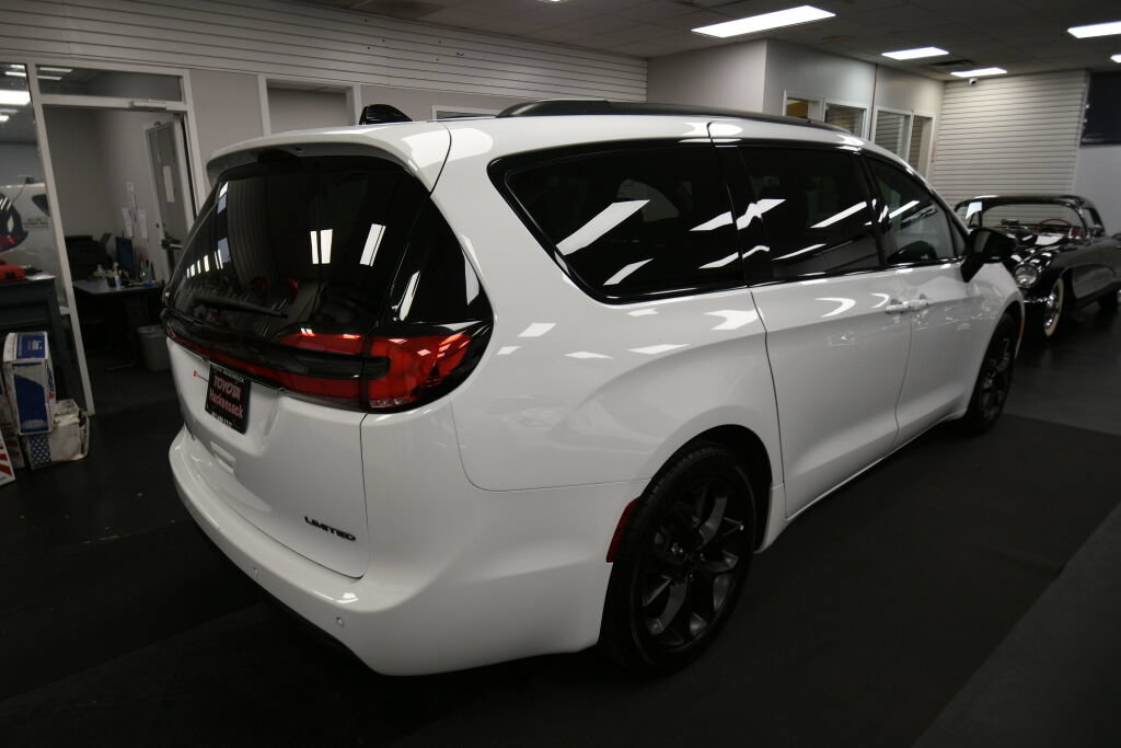 Used 2025 Chrysler Pacifica Limited FWD image 7