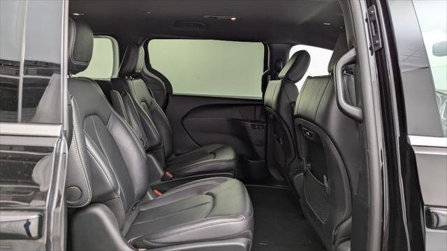 Used 2025 Chrysler Pacifica Select image 19