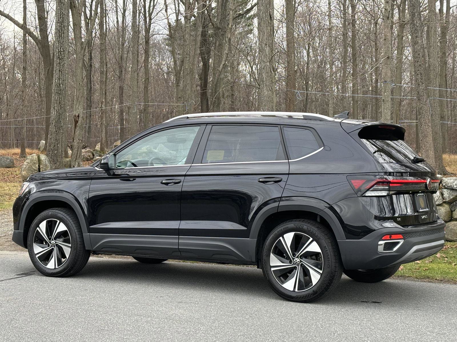 Used 2025 Volkswagen Taos SE w/ Panoramic Sunroof Package image 10