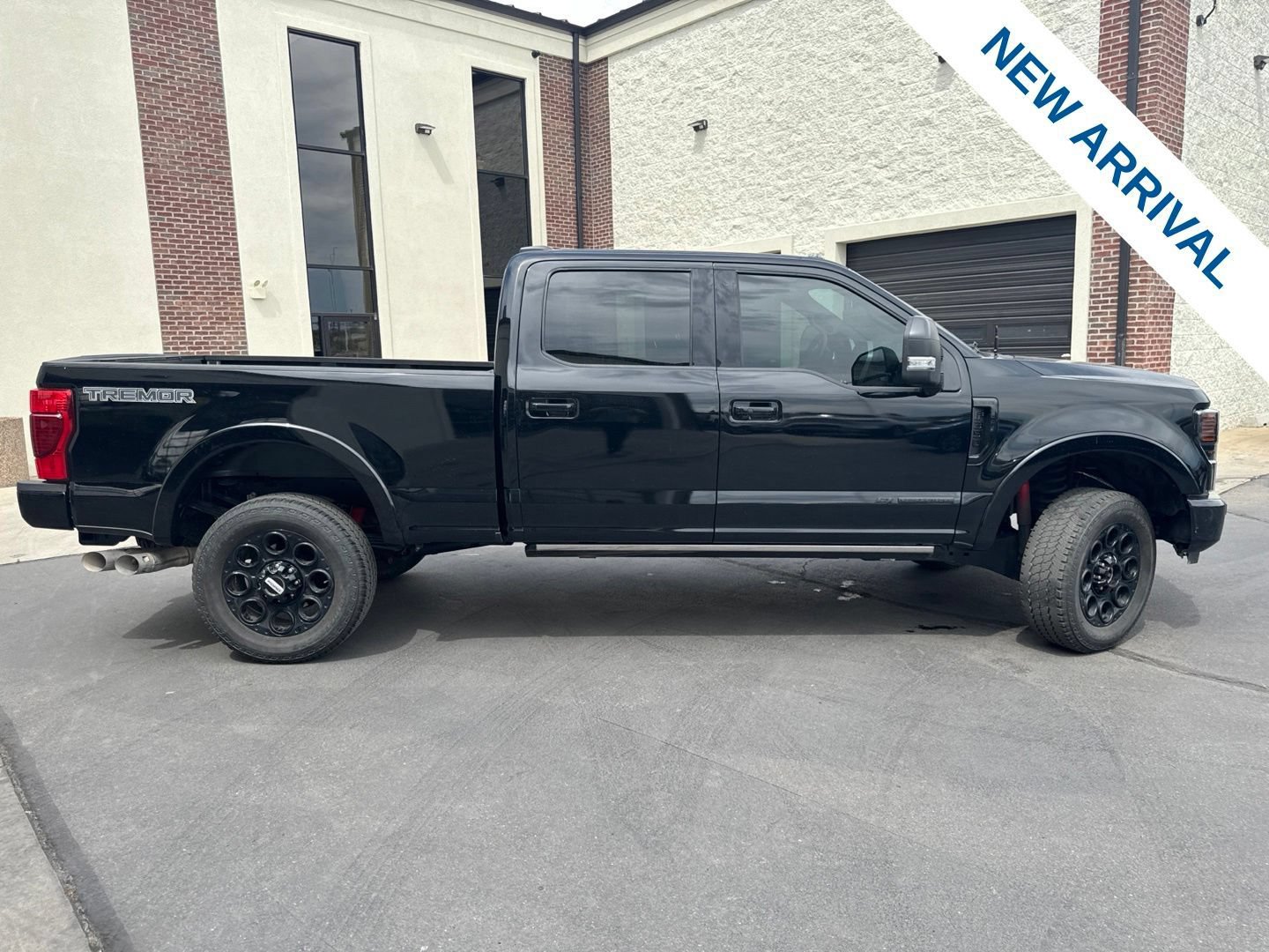 Used 2022 Ford F350 Lariat w/ Tremor Off-Road Package AWD/4WD image 9