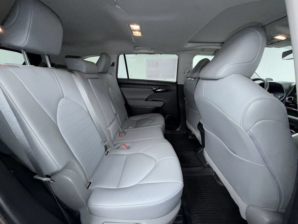 Used 2020 Toyota Highlander XLE AWD/4WD image 17