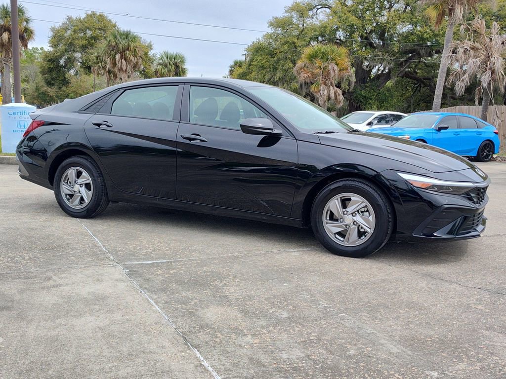 Used 2025 Hyundai Elantra SE image 12