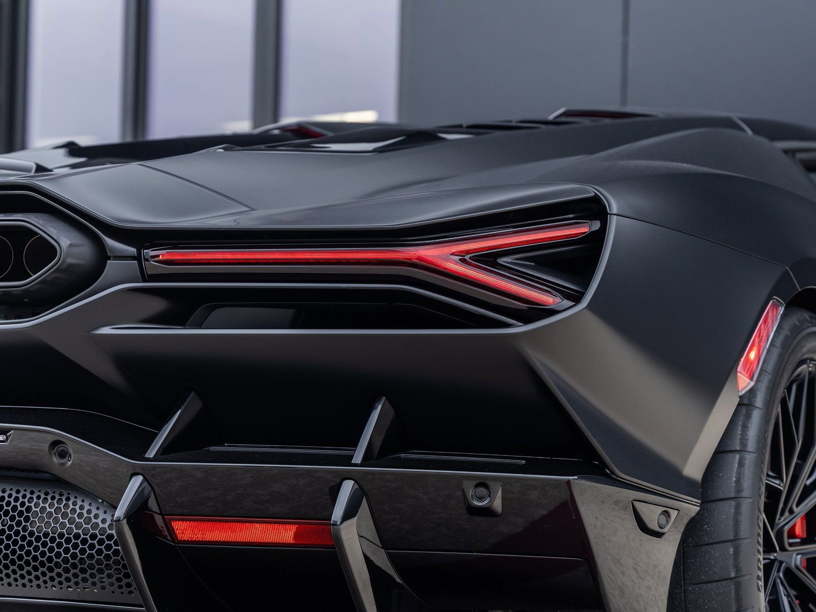 Used 2024 Lamborghini Revuelto image 16