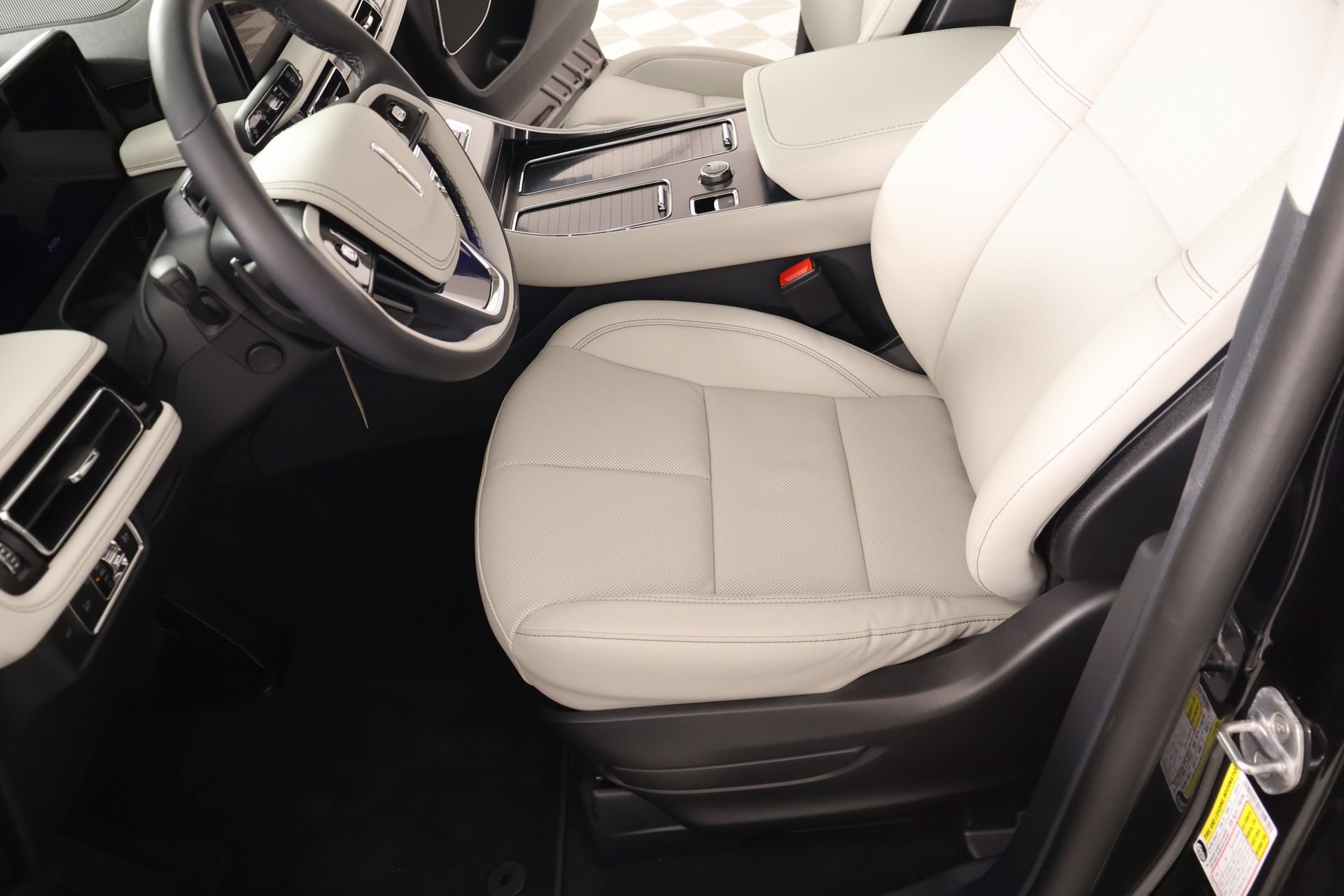 New 2026 Lincoln Aviator AWD w/ Jet Appearance Package image 12