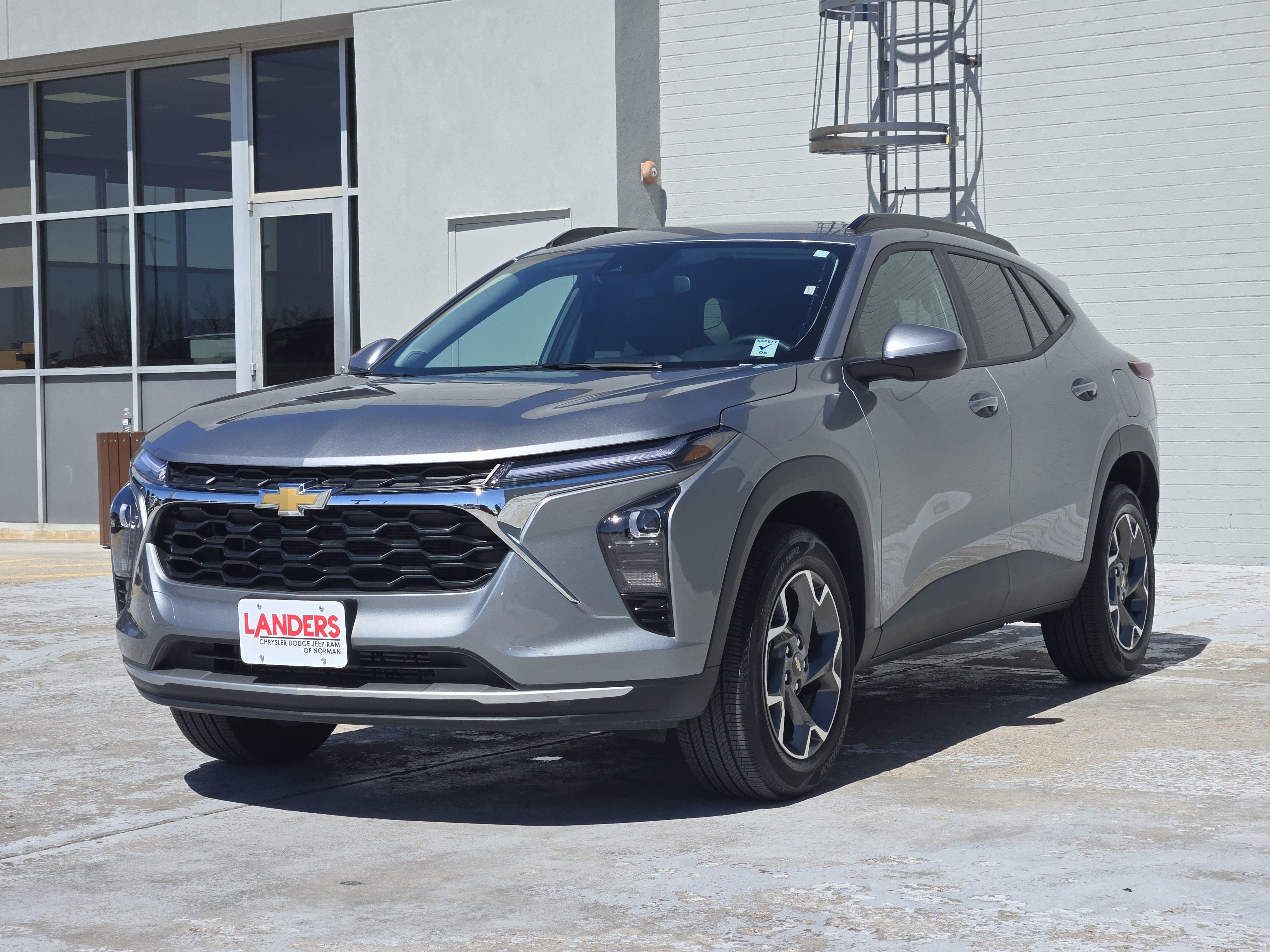 Used 2025 Chevrolet Trax LT w/ LT Convenience Package FWD image 4