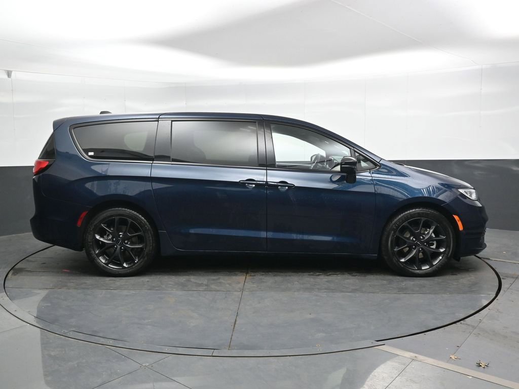 Used 2023 Chrysler Pacifica Limited w/ S Appearance Package FWD image 4