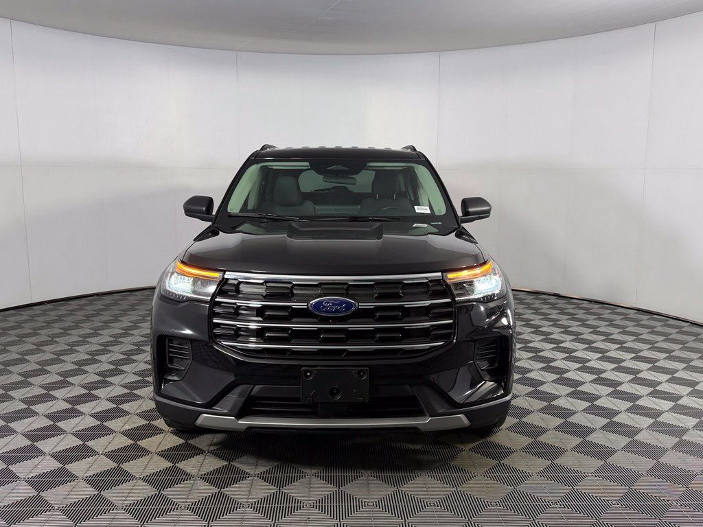 Used 2025 Ford Explorer Active RWD image 2