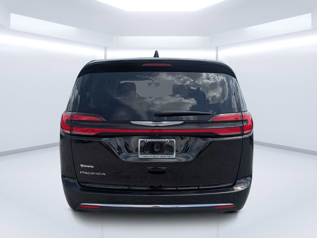Used 2024 Chrysler Pacifica Touring-L FWD image 4
