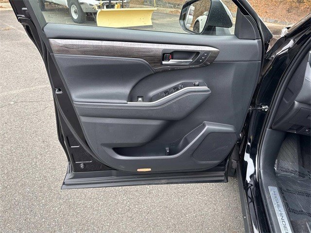 Used 2023 Toyota Highlander Limited image 13