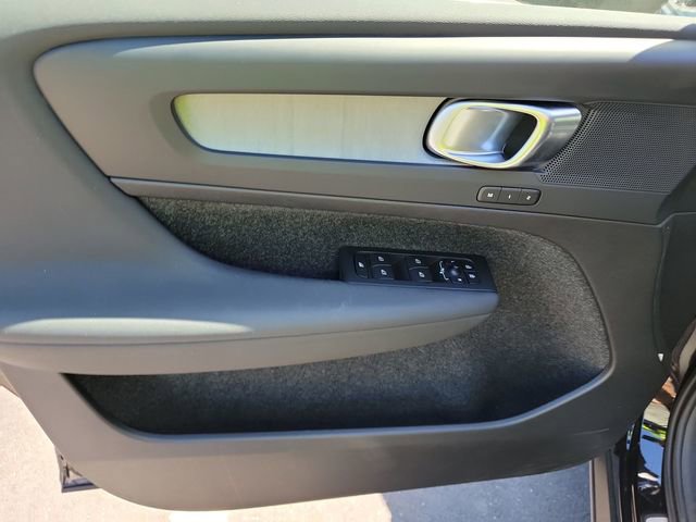 Used 2024 Volvo XC40 B5 Plus image 10