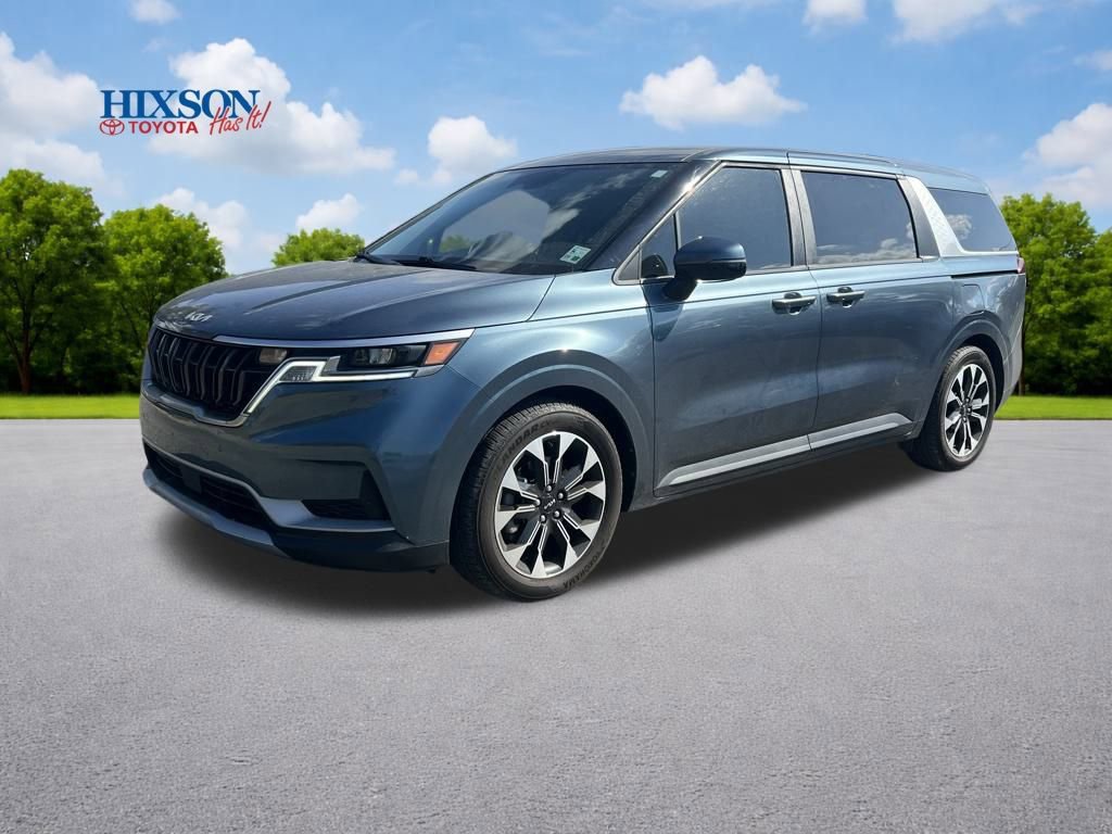 Used 2024 Kia Carnival EX image 2