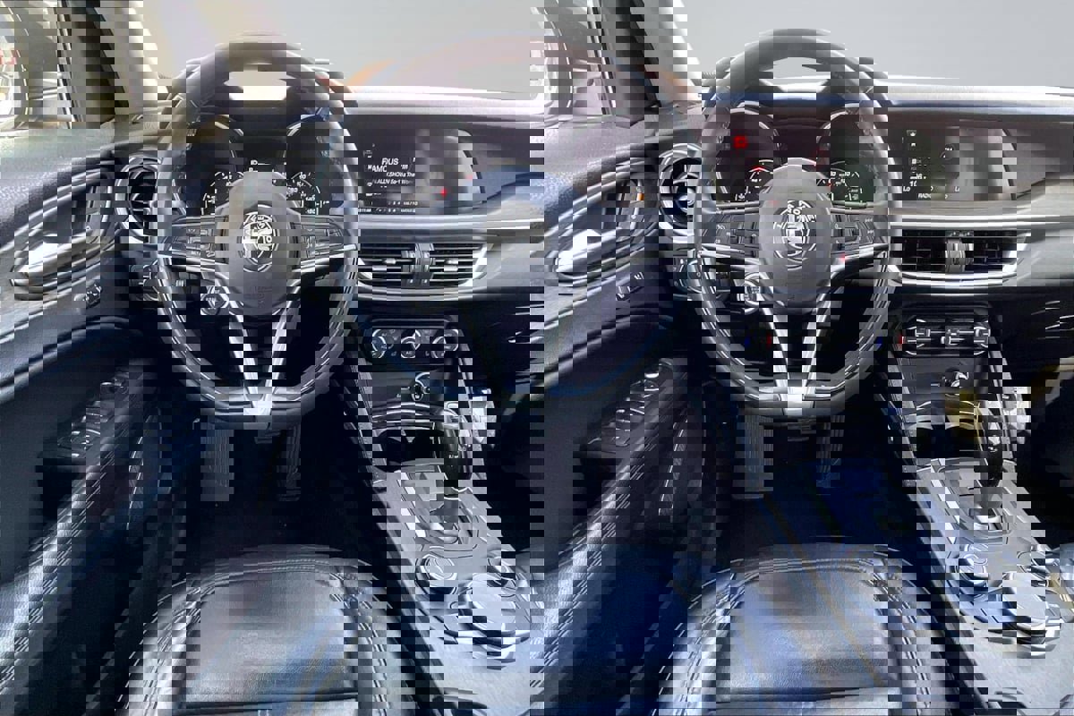 Used 2019 Alfa Romeo Stelvio Ti w/ Nero Edizione image 5