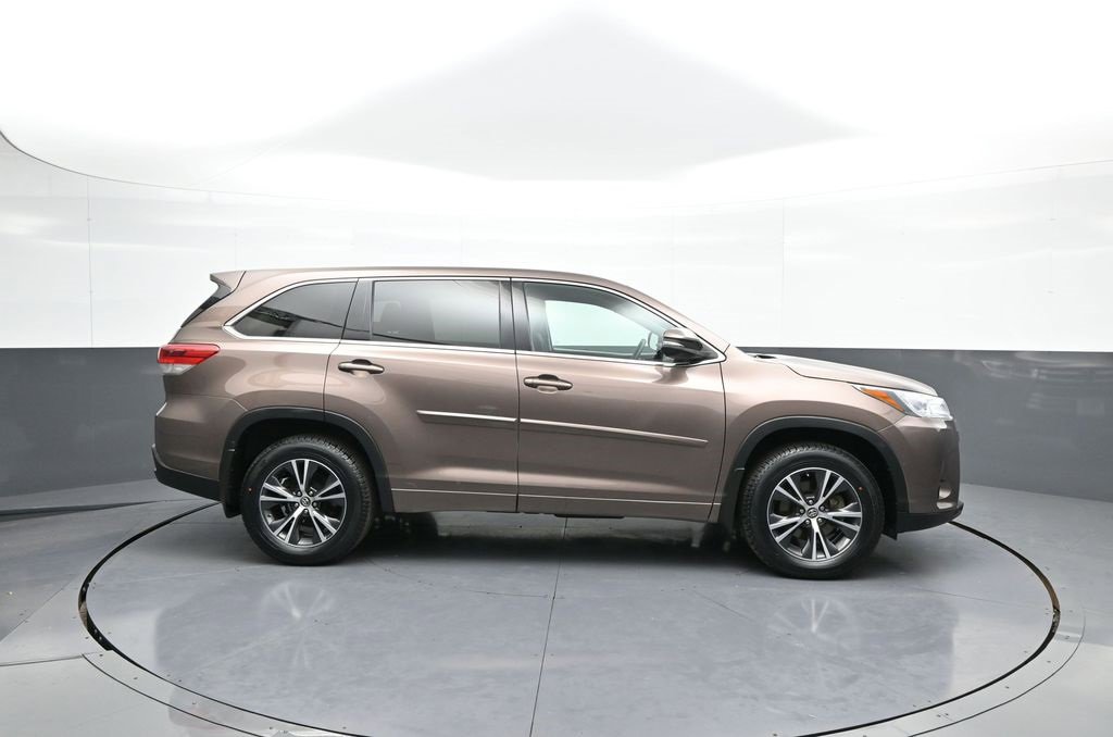 Certified 2018 Toyota Highlander LE image 5