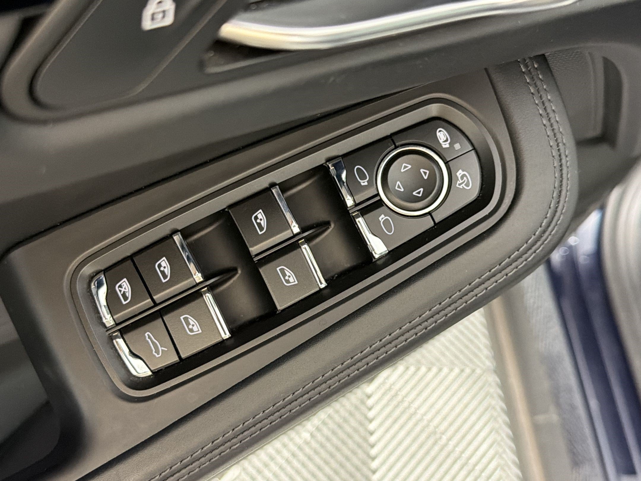 Certified 2019 Porsche Macan S AWD/4WD image 13