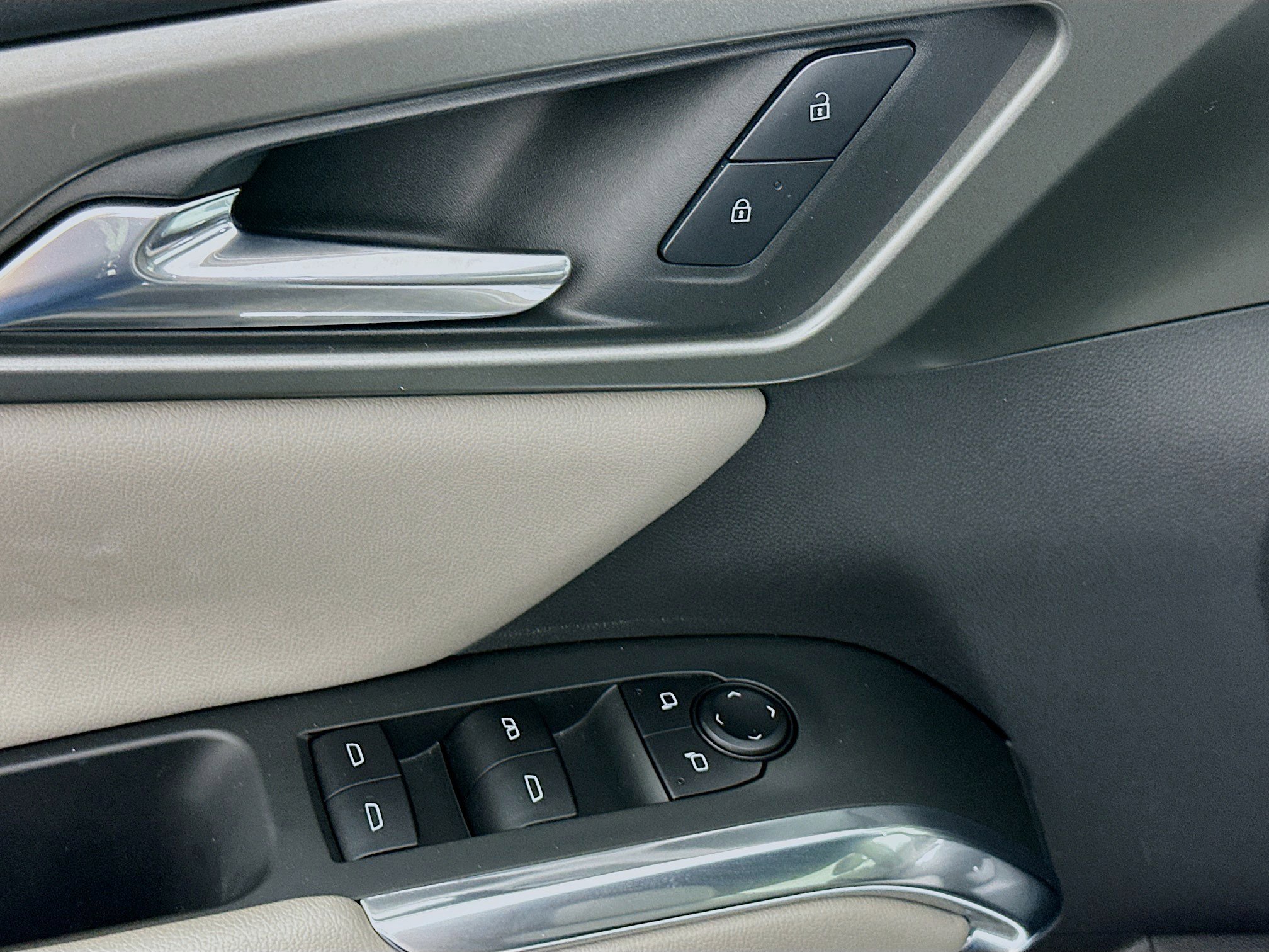 Used 2025 Chevrolet Traverse LT image 15