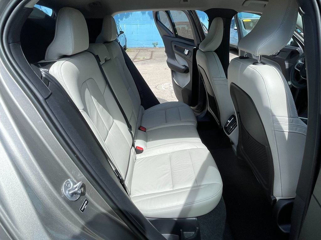 Used 2022 Volvo XC40 T4 Momentum FWD image 26