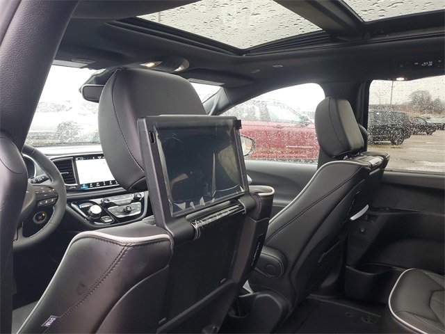 New 2026 Chrysler Pacifica Limited w/ Uconnect Theater Family Group image 12